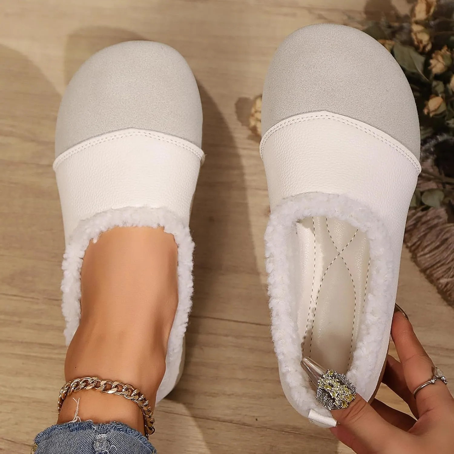 Warm and Luxurious Winter Leather Shoes for Women Soft and Comfortable Flat Slip-On Warm Casual Shoes Fuzzy Inside